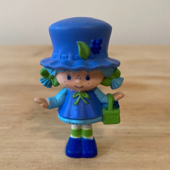 Strawberry Shortcake Blueberry Muffin with Berry Basket Miniature Figurine - Picture 1 of 5